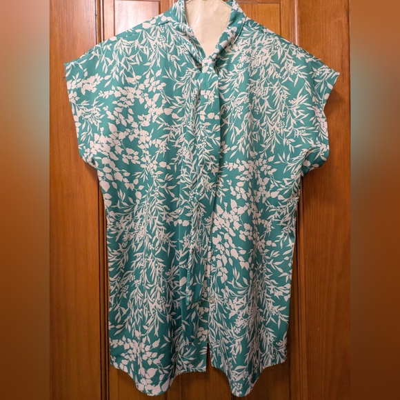 Green and White Blouse, Foliage Botanical Leaves Pattern - Picture 1 of 4